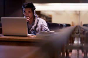 Estudiante en Computadora
