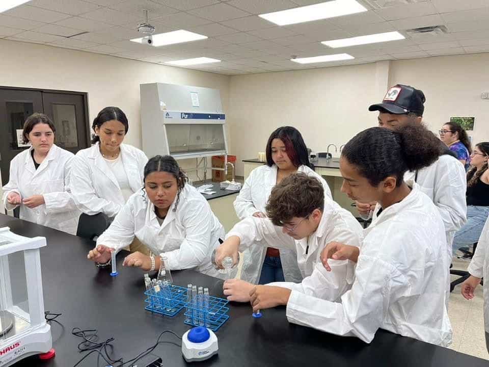 Estudiantes en Laboratorio.